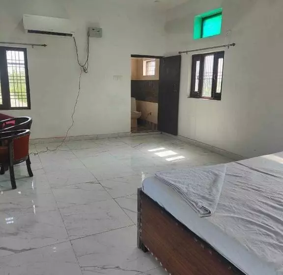 ホテル Oyo 70136 Vrinda Inn
