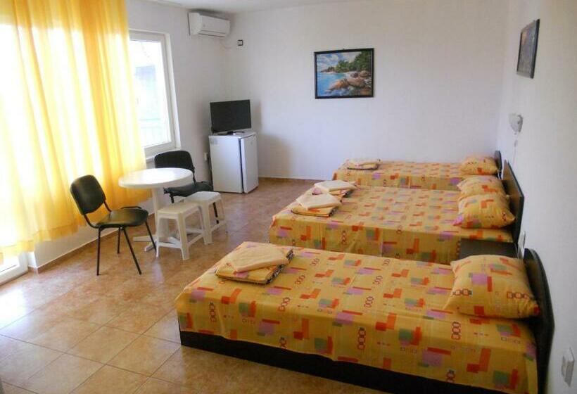 ペンション Ahtopol Rooms For Rent Free Parking 100 Meters Away