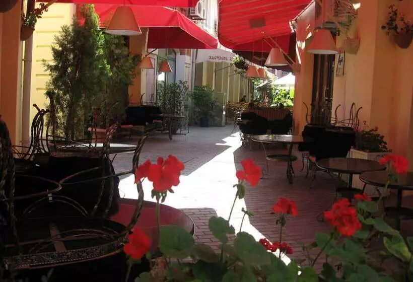 هتل Qeroli Old Town