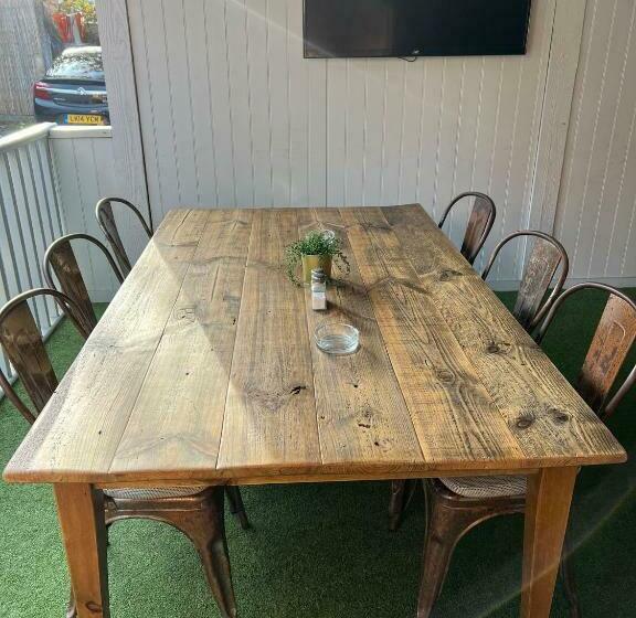 هاستل The Pig And Whistle