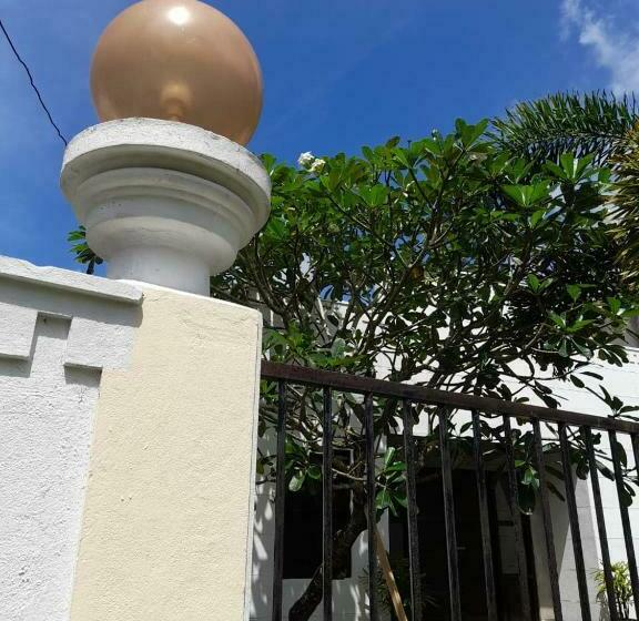 تختخواب و صبحانه Number One Polhena