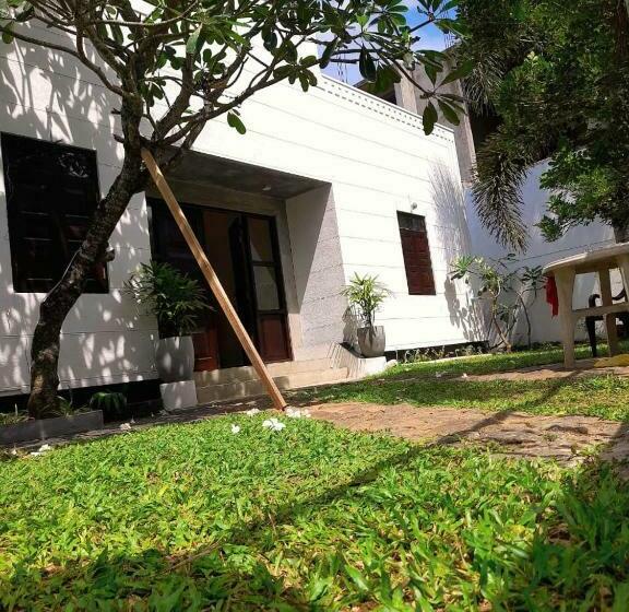 تختخواب و صبحانه Number One Polhena