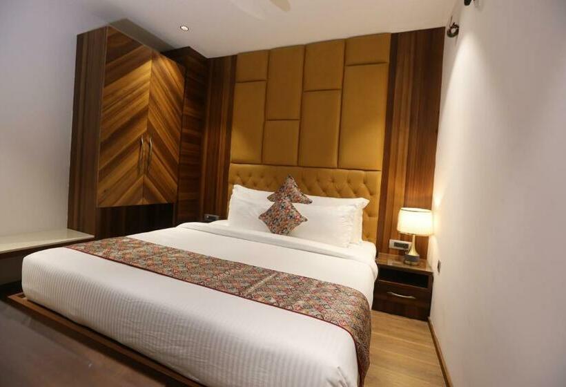 Hotel Royal Lalit Grand