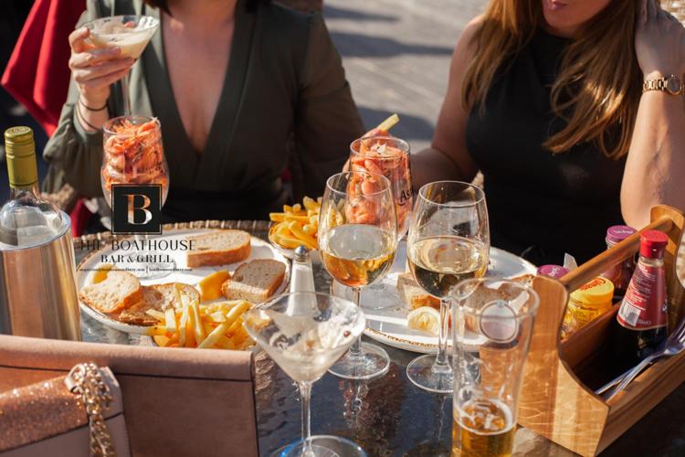 ホテル Boathouse Bar And Grill