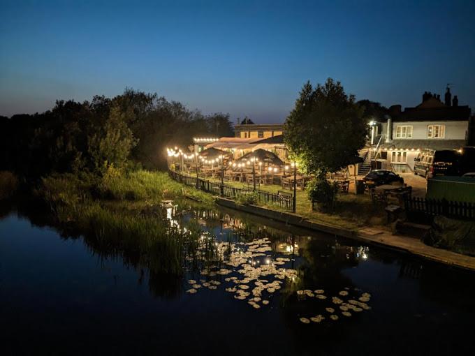 ホテル Boathouse Bar And Grill