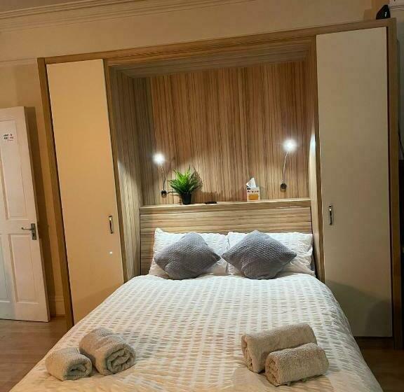 بنسيون Room In Family Home Near Penny Lane Liverpool