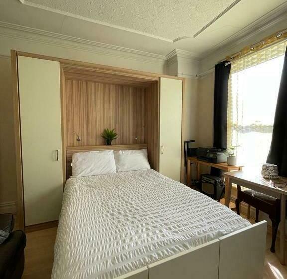 بنسيون Room In Family Home Near Penny Lane Liverpool