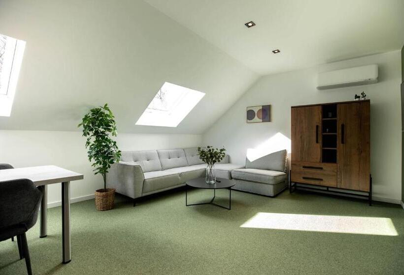 בית מלון כפרי City Housing Genk