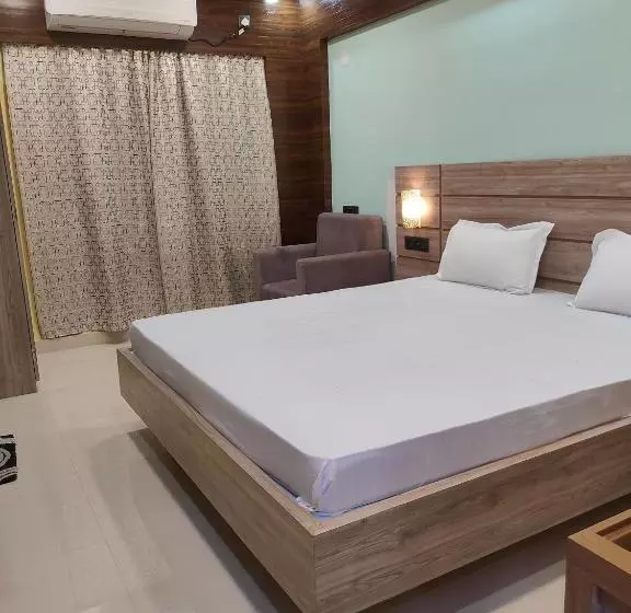 Staymaker Hotel Bhagwan Only Indian Citizens Allowed