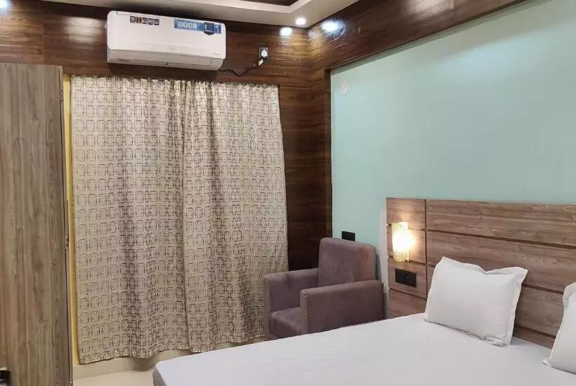 Staymaker Hotel Bhagwan Only Indian Citizens Allowed