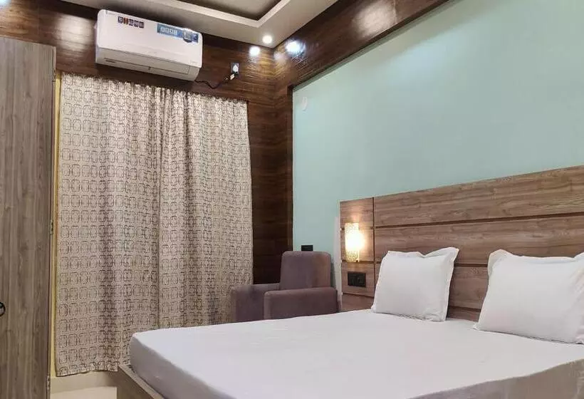 Staymaker Hotel Bhagwan Only Indian Citizens Allowed