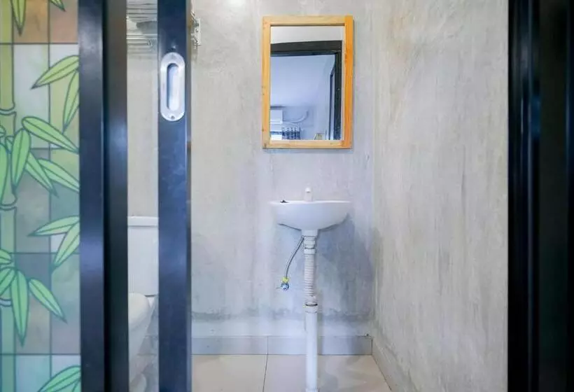 Urbanview Hotel Syariah De Umbrella Ciputat