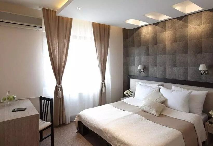 Garni Hotel Vozarev