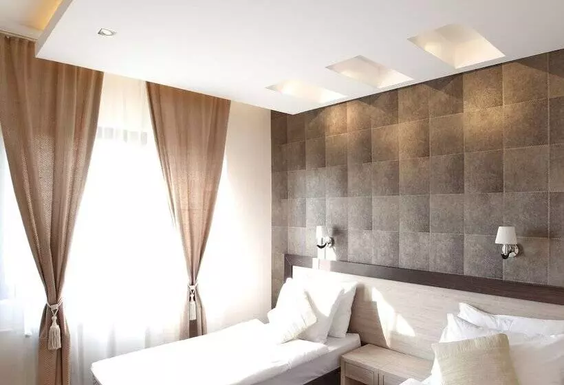 Garni Hotel Vozarev