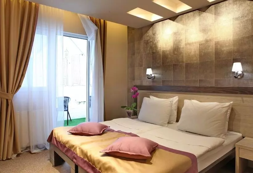 Garni Hotel Vozarev