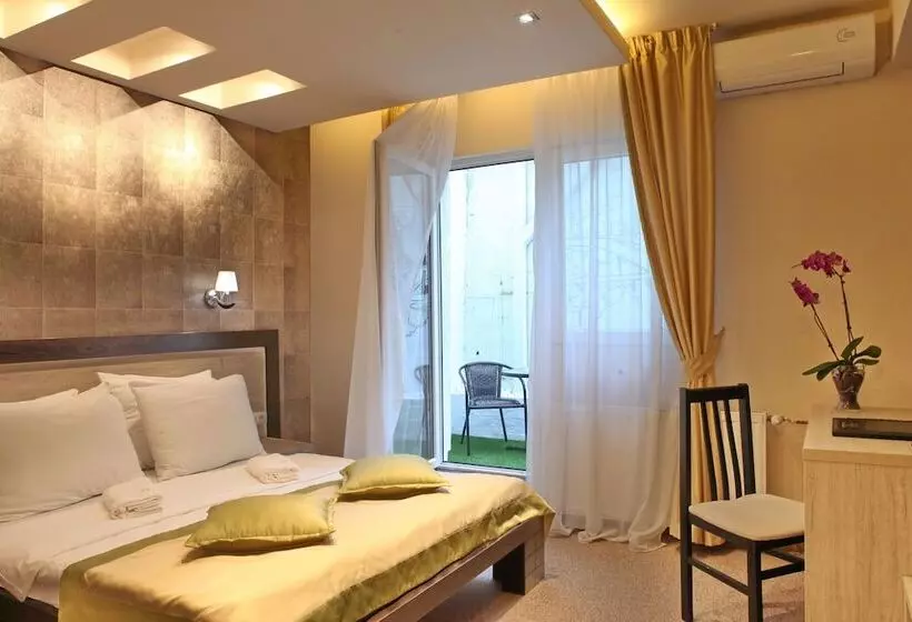Garni Hotel Vozarev