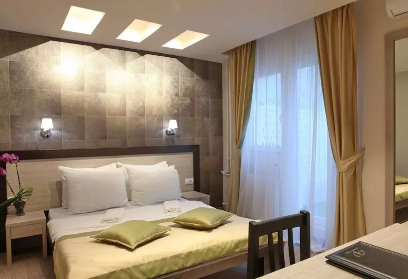 Garni Hotel Vozarev