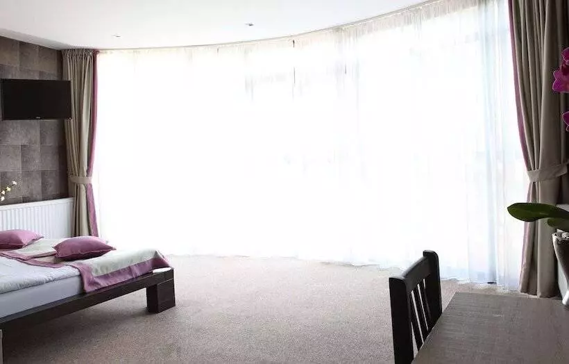 Garni Hotel Vozarev