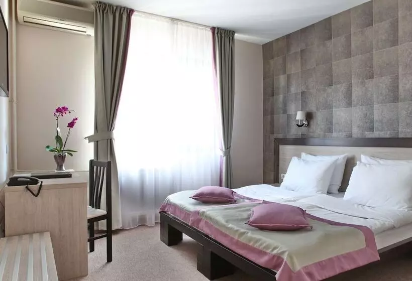 Garni Hotel Vozarev