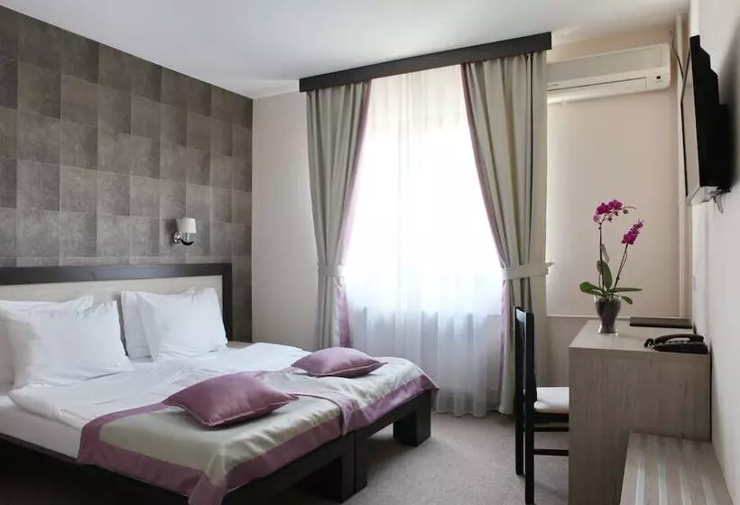 Garni Hotel Vozarev