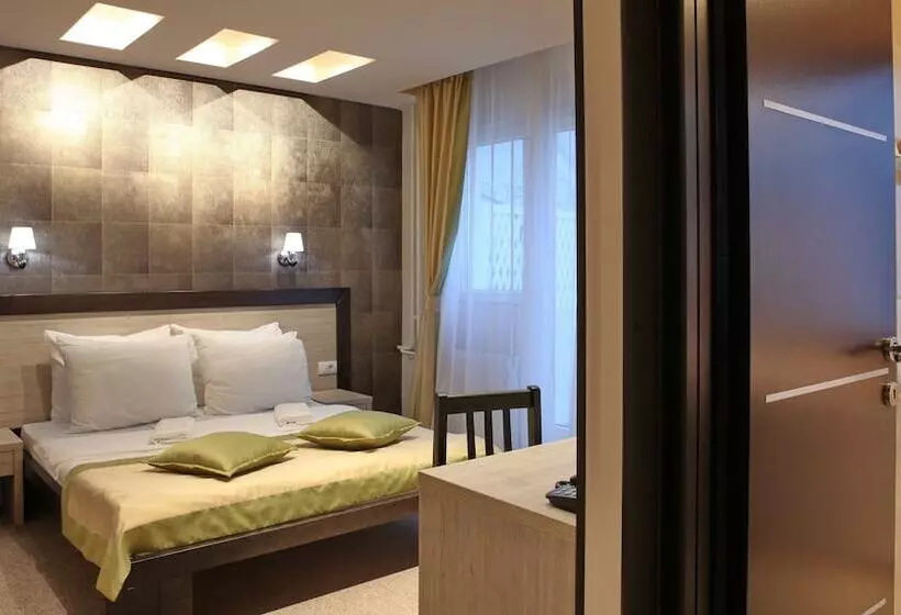Garni Hotel Vozarev