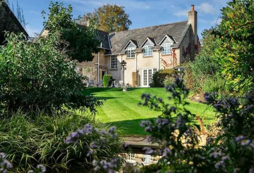 فندق Cricket Field House