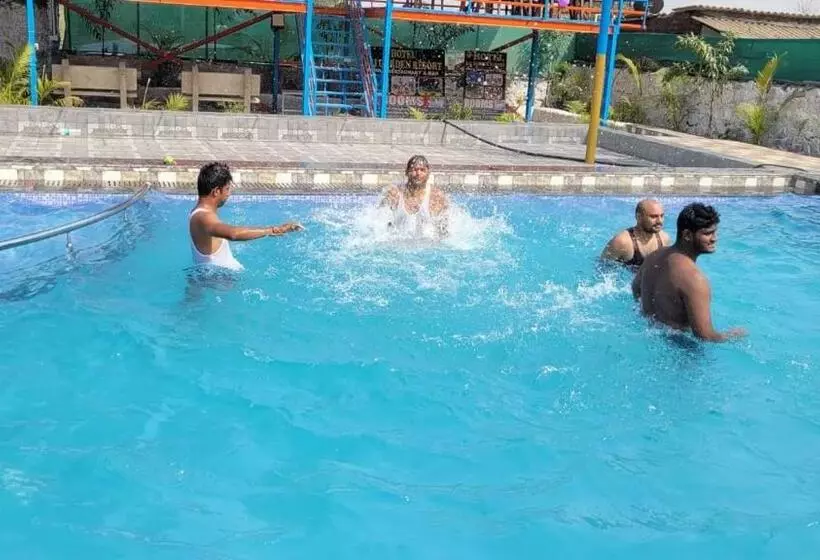 ホテル Mumbai Garden Resort