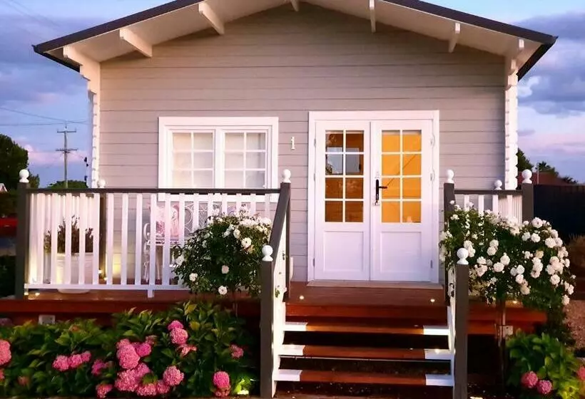 هتل Dangerfield Oaks Boutique Cottage S