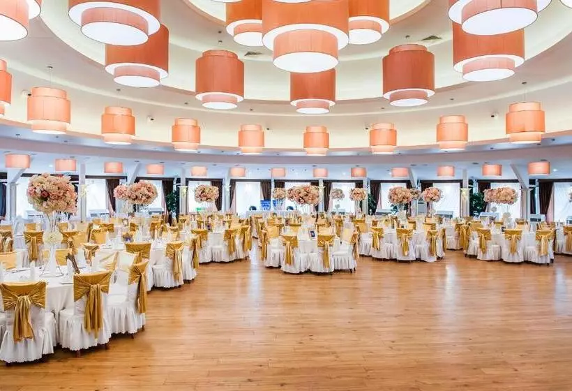 هتل Balqaragai Forest Family Resorts