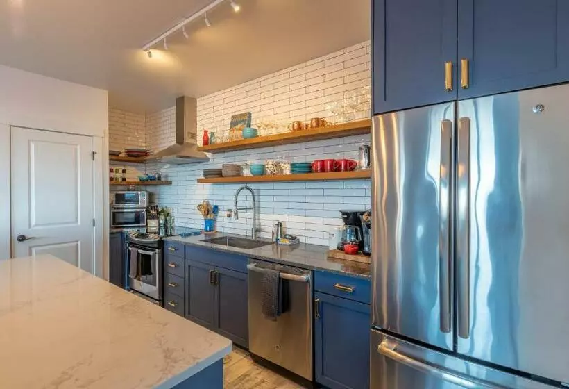 Fully Renovated Ski In/out Loft With Private Hot Tub!