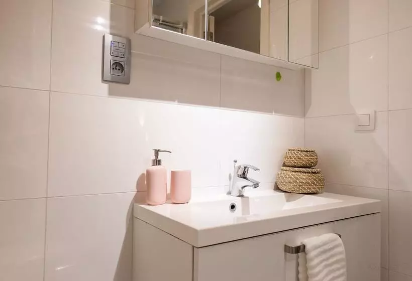 Oneluxstay Antwerp City Centre