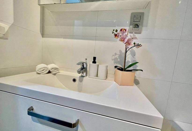 Oneluxstay Antwerp City Centre