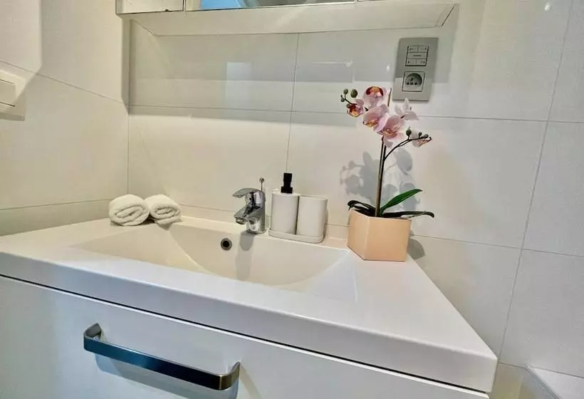 Oneluxstay Antwerp City Centre