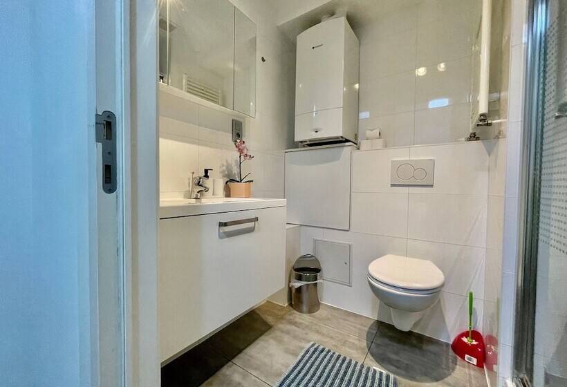 Oneluxstay Antwerp City Centre