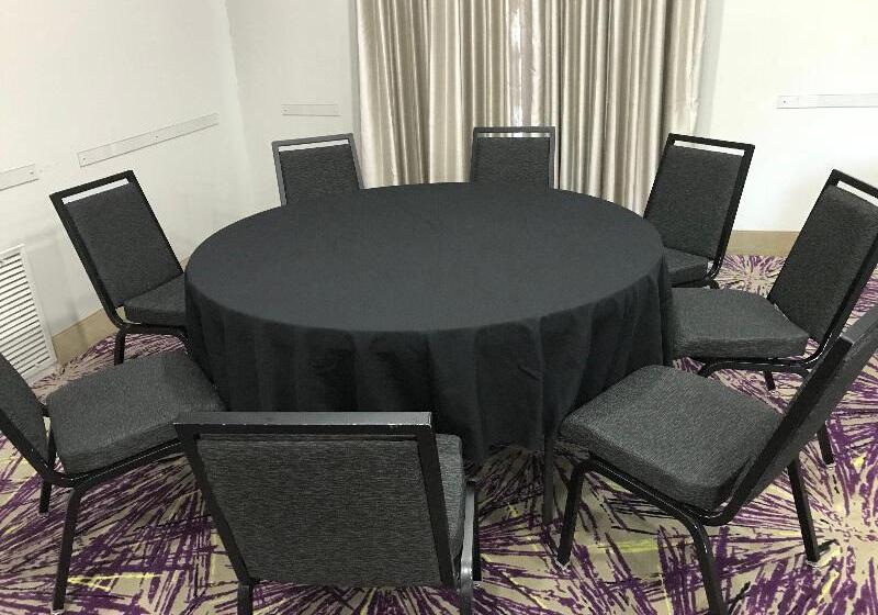 בית מלון כפרי Holiday Inn Express & Suites Garland E   Lake Hubbard I30, An Ihg