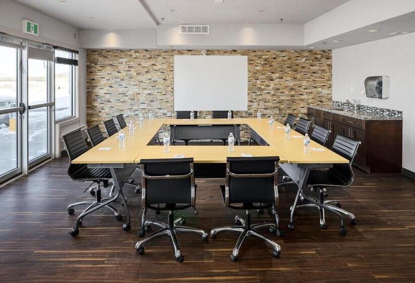 هتل Home Inn & Suites Swift Current