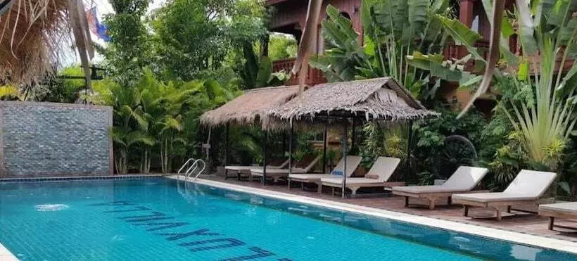 بنسيون Lux Guesthouse