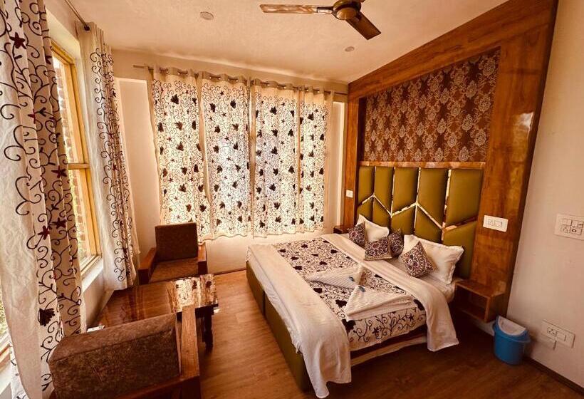 בית מלון כפרי Gulmarg Residency, Kunzer Gulmarg