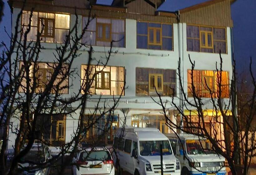 בית מלון כפרי Gulmarg Residency, Kunzer Gulmarg