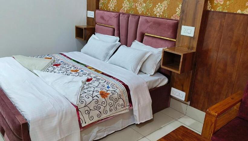 בית מלון כפרי Gulmarg Residency, Kunzer Gulmarg