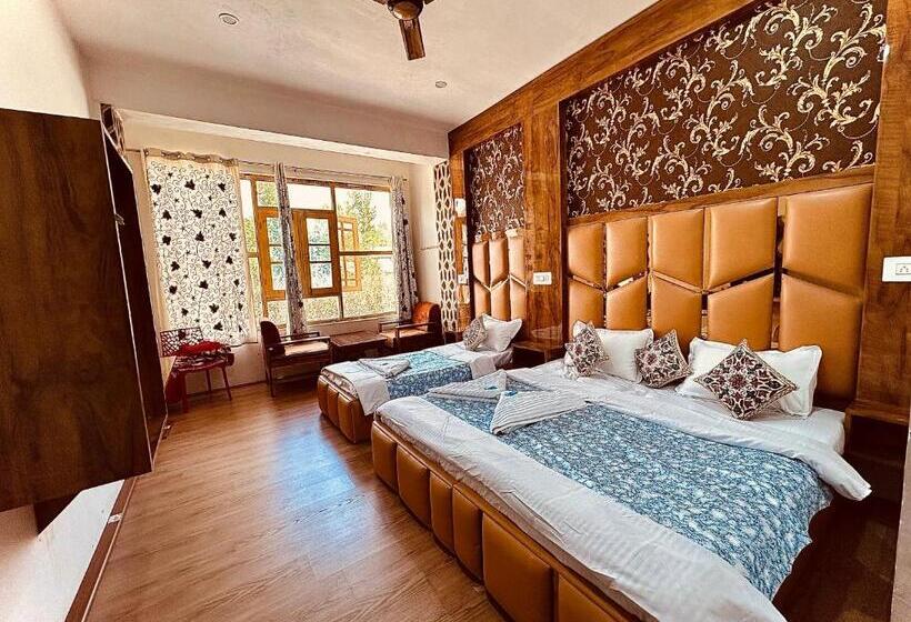 בית מלון כפרי Gulmarg Residency, Kunzer Gulmarg