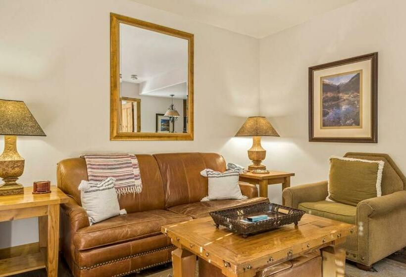 Blue Collar Boutique: Affordable Adventure