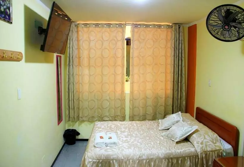 هتل Hostal Jumi