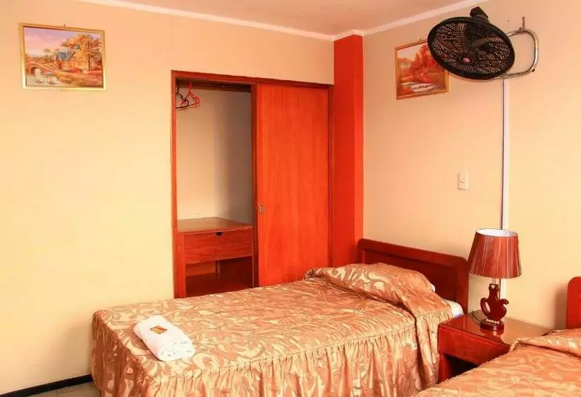 هتل Hostal Jumi
