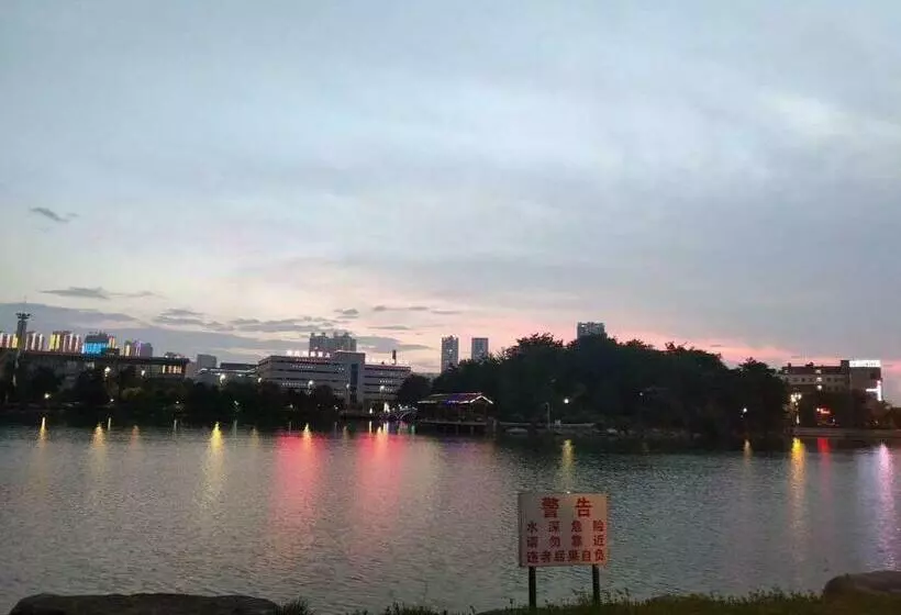 Hotelli 7days Inn Zhaotong Academy Fada Square Branch