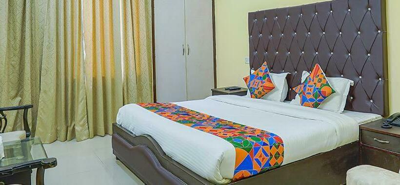 בית מלון כפרי Paras Plaza