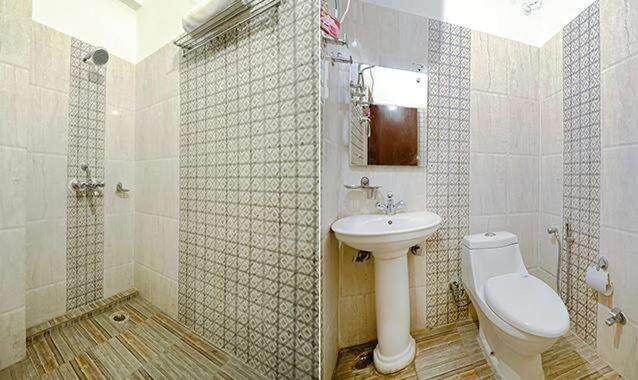 בית מלון כפרי Paras Plaza