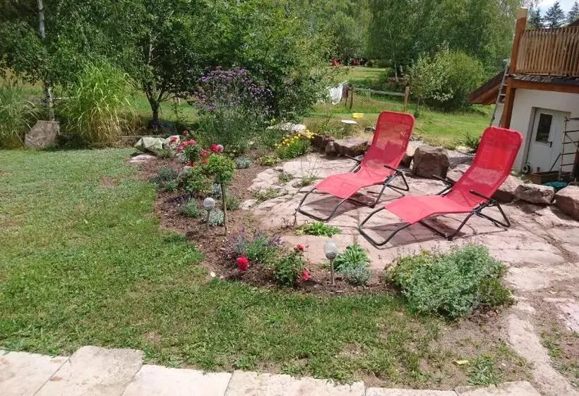 Aamiaismajoitus (B&B) Chambre Merisier Dans Une Ferme Avec étang Privé Au Coeur De La Région Des Mille étangs, Faucogney E