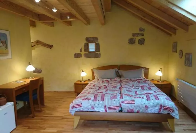 Aamiaismajoitus (B&B) Chambre Merisier Dans Une Ferme Avec étang Privé Au Coeur De La Région Des Mille étangs, Faucogney E