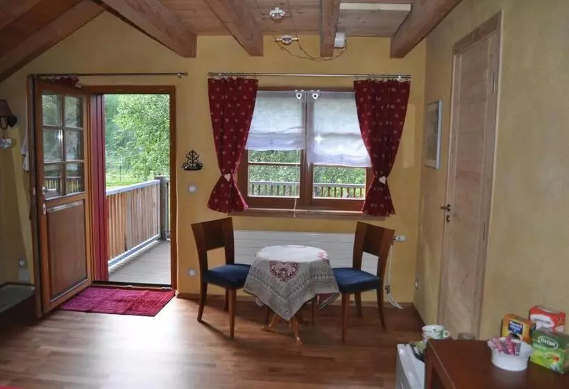 Aamiaismajoitus (B&B) Chambre Merisier Dans Une Ferme Avec étang Privé Au Coeur De La Région Des Mille étangs, Faucogney E